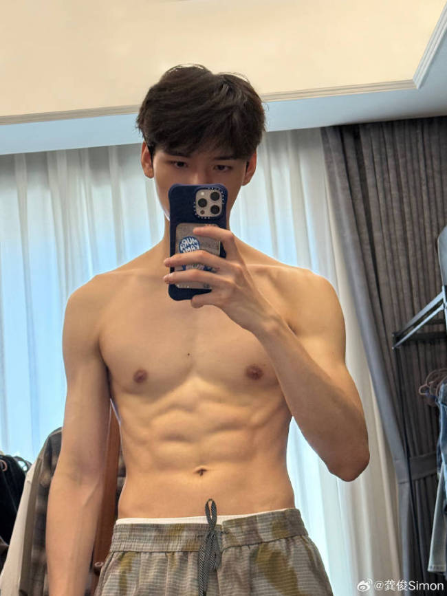 龚俊破万福利是半裸肌肉照 自律与诚意的双重展现
